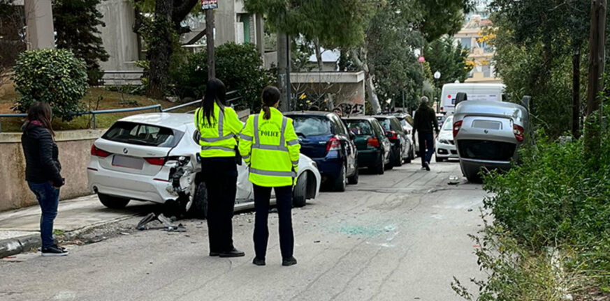Τούμπαρε αυτοκίνητο σε στενό δρόμο στα Μελίσσια με τραυματισμό