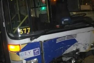 Πειραιάς: Σοβαρό τροχαίο, ΙΧ συγκρούστηκε με λεωφορείο - Χωρίς τις αισθήσεις της απεγκλωβίστηκε η οδηγός ΒΙΝΤΕΟ