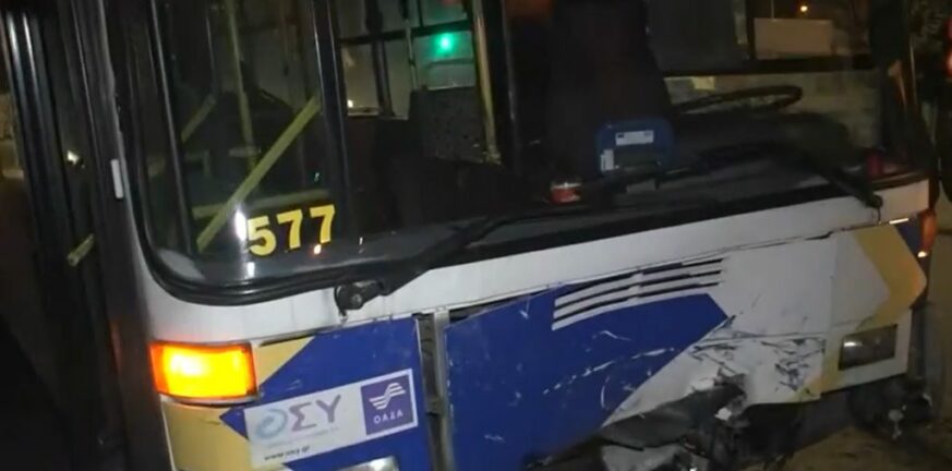 Πειραιάς: Σοβαρό τροχαίο, ΙΧ συγκρούστηκε με λεωφορείο - Χωρίς τις αισθήσεις της απεγκλωβίστηκε η οδηγός ΒΙΝΤΕΟ