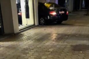 Σύγκρουση αυτοκινήτων στην Θεσσαλονίκη: Το ένα «καρφώθηκε» σε κατάστημα – Δείτε ΒΙΝΤΕΟ