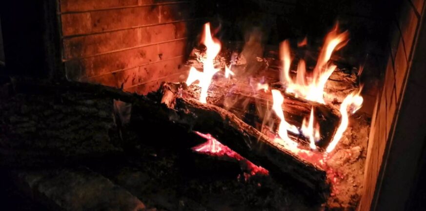 Αχαΐα: Κάηκε πέφτοντας στο αναμμένο τζάκι