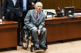Βόλφγκανγκ Σόιμπλε: Η απόπειρα δολοφονίας που τον καθήλωσε σε αναπηρικό καροτσάκι