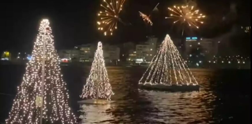 Χριστούγεννα 2023: Άναψαν τα υδάτινα δέντρα στη Χαλκίδα – Μαγικά πλάνα με μουσικές και πυροτεχνήματα
