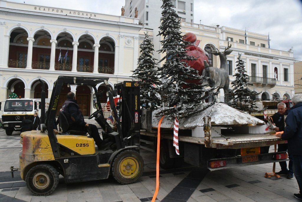 Πάτρα: Ξεκίνησε το στήσιμο του Χριστουγεννιάτικου Χωριού στην πλατεία Γεωργίου ΦΩΤΟ