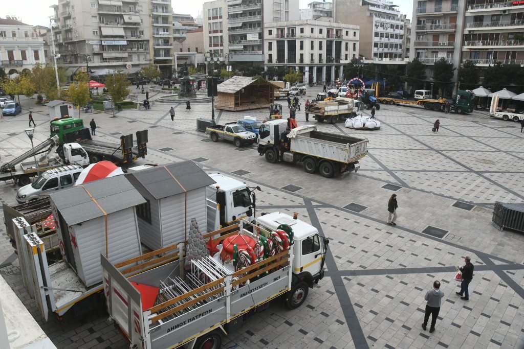 Πάτρα: Ξεκίνησε το στήσιμο του Χριστουγεννιάτικου Χωριού στην πλατεία Γεωργίου ΦΩΤΟ