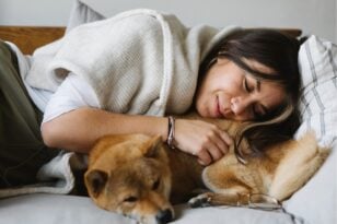 Είναι επικίνδυνο να κοιμάστε με το κατοικίδιο σας; Τι απαντούν οι ειδικοί