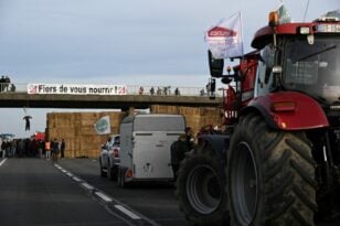 «Πολιορκούν» το Παρίσι οι αγρότες – 15.000 αστυνομικοί στους δρόμους