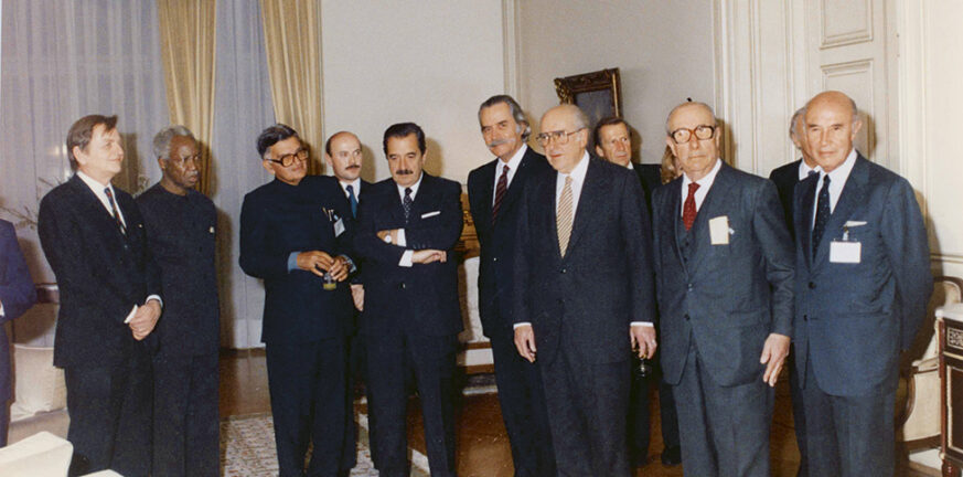 Σαν σήμερα το 1985 ολοκληρώνονται οι εργασίες της «Πρωτοβουλίας των 6» υπό τον τότε πρωθυπουργό της Ελλάδας, Ανδρέα Παπανδρέου - Δείτε τι άλλο συνέβη