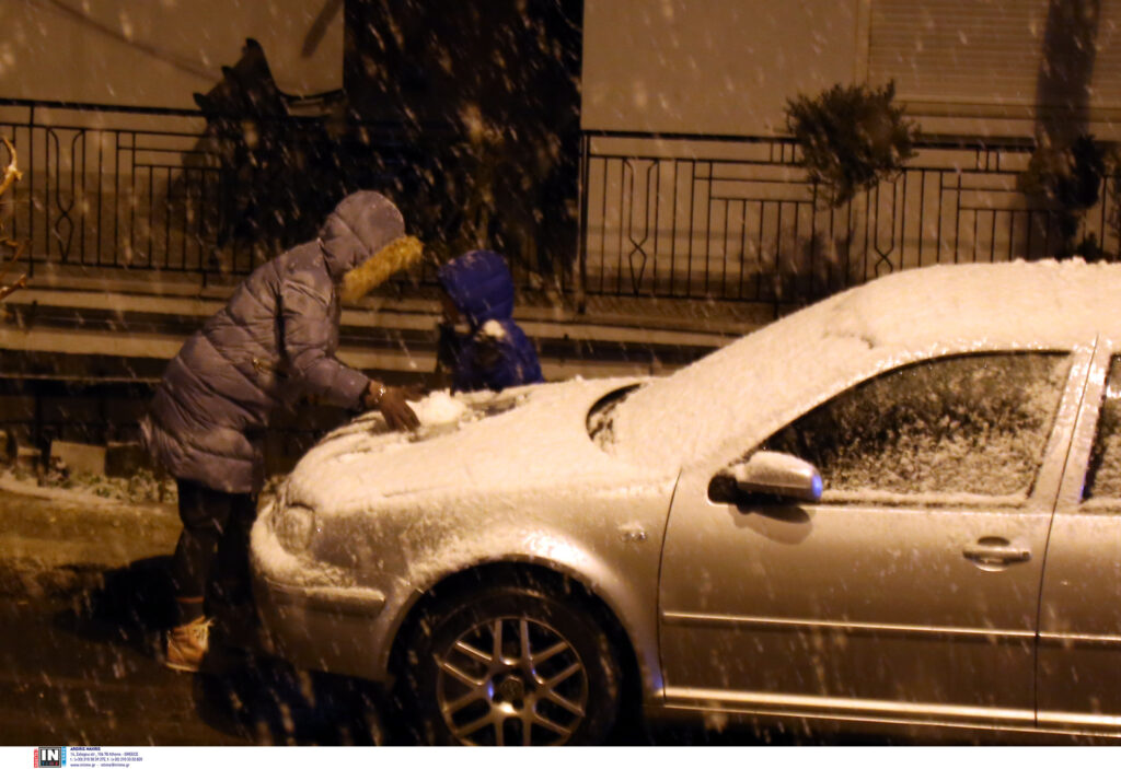 Σε λευκή «πολιορκία» η μισή χώρα: Κορύφωση του χιονιά κατά τη διάρκεια της νύχτας – Ποιοι δρόμοι έκλεισαν στα Βόρεια