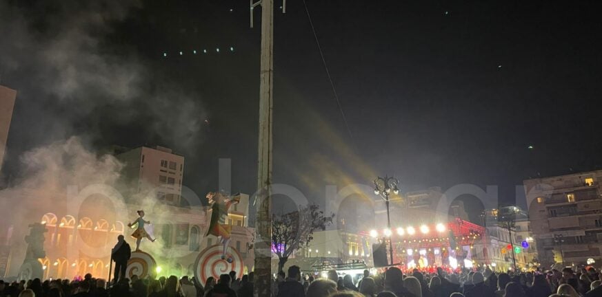 «Πατρινό Καρναβάλι για Πάντα»: «Βούλιαξε» από εκατοντάδες Πατρινούς η πλατεία Γεωργίου στην λαμπερή έναρξη ΦΩΤΟ - ΒΙΝΤΕΟ