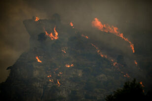 Ηράκλειο: Φωτιά σε δύσβατη περιοχή - Αδυνατούν να προσεγγίσουν οι πυροσβέστες