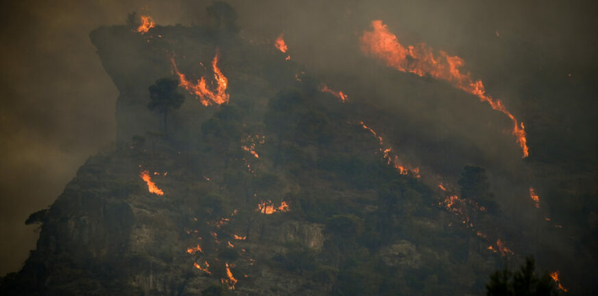 Ηράκλειο: Φωτιά σε δύσβατη περιοχή - Αδυνατούν να προσεγγίσουν οι πυροσβέστες