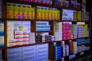 Στην αντεπίθεση οι φαρμακοποιοί για τις παράλληλες εξαγωγές φαρμάκων σε έλλειψη – Ο κατάλογος με τα σκευάσματα