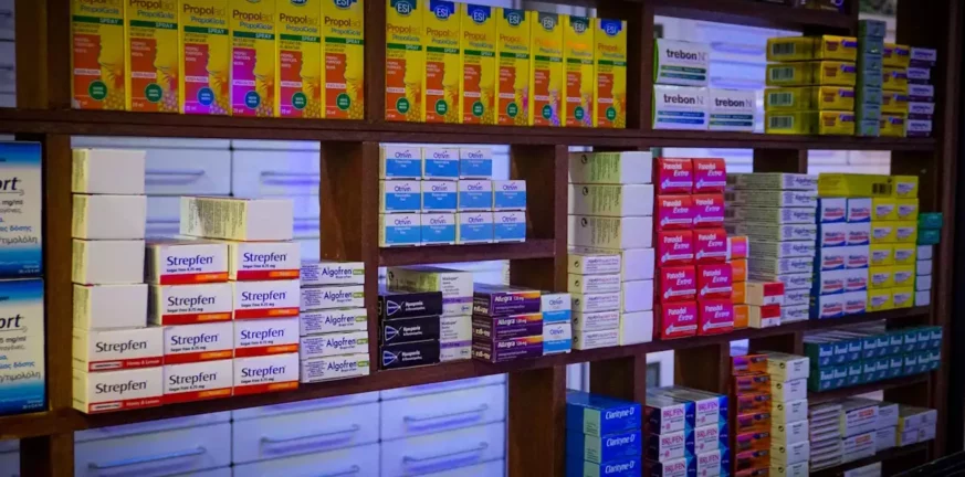 Στην αντεπίθεση οι φαρμακοποιοί για τις παράλληλες εξαγωγές φαρμάκων σε έλλειψη – Ο κατάλογος με τα σκευάσματα
