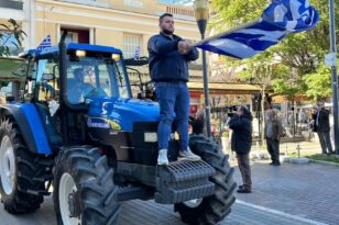 Αγρίνιο: Μαζική η συγκέντρωση των αγροκτηνοτρόφων στο κέντρο - Δημιουργήθηκε ένταση ΦΩΤΟ ΒΙΝΤΕΟ