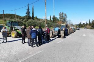 Αχαΐα: Παραμένουν στα μπλόκα οι αγρότες - Με τρακτέρ σήμερα στην Περιφέρεια ΦΩΤΟ