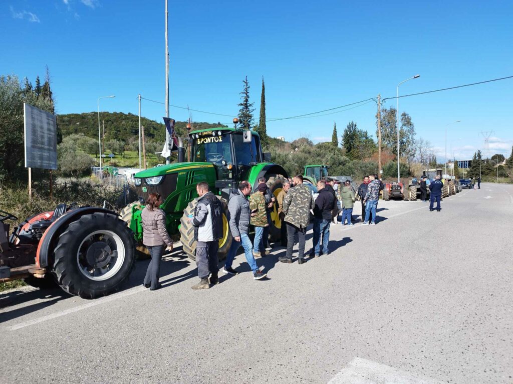 Αχαΐα: Παραμένουν στα μπλόκα οι αγρότες - Με τρακτέρ σήμερα στην Περιφέρεια ΦΩΤΟ