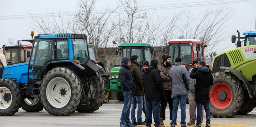 Τρίκαλα: Αγρότες απέκλεισαν την Ε.Ο. Τρικάλων-Λάρισας – Ζητούν «άμεσες αποζημιώσεις χωρίς όρους»
