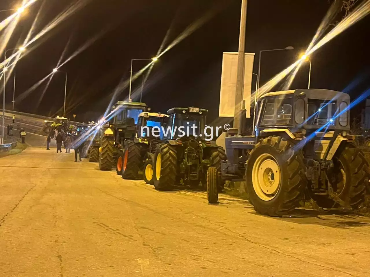 Χαλκιδική: Οι αγρότες έκλεισαν την Εθνική Οδό Θεσσαλονίκης-Μουδανιών - Την Πέμπτη κατεβαίνουν στην έκθεση Agrotica ΦΩΤΟ - ΒΙΝΤΕΟ