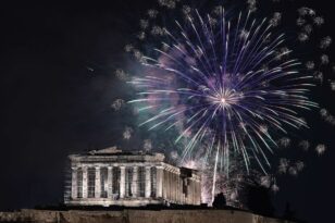 Η Ελλάδα υποδέχθηκε το 2024 με γιορτές και πυροτεχνήματα