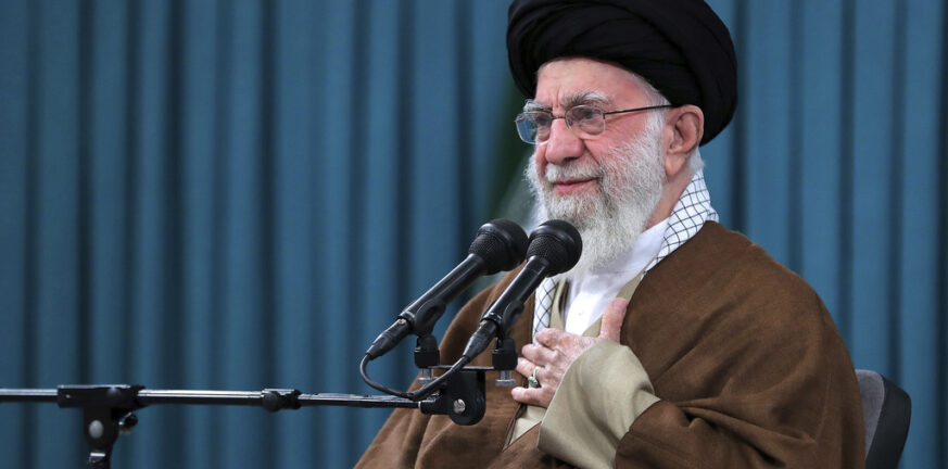 Ιράν: Ο Χαμενεΐ απειλεί με «σκληρή απάντηση» μετά τη διπλή έκρηξη με τους 103 νεκρούς