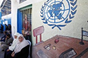 Η Γερμανία αναστέλλει τη χρηματοδότησή του στην UNRWA