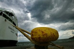 Κακοκαιρία «Avgi»: Παραμένουν δεμένα τα πλοία στα λιμάνια