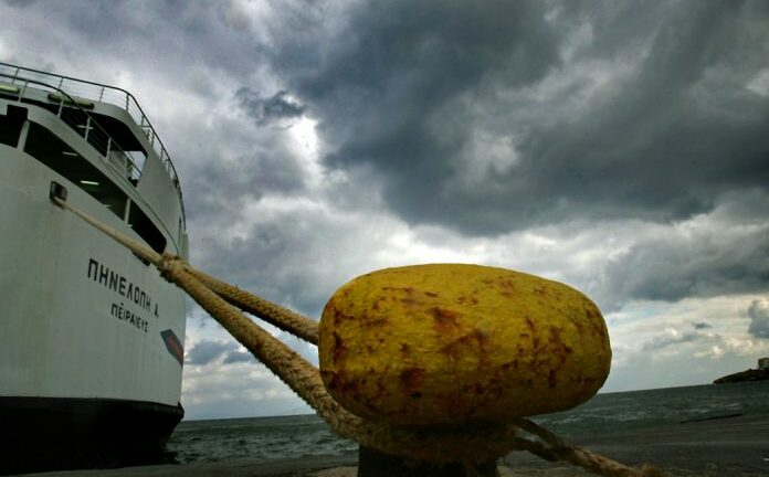 Κακοκαιρία «Avgi»: Παραμένουν δεμένα τα πλοία στα λιμάνια