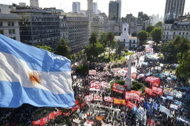 Aργεντινή: Η κυβέρνηση Μιλέι αυξάνει τον κατώτατο μισθό