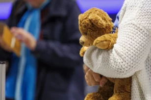 Θεσσαλονίκη: Κακουργηματική δίωξη στην 26χρονη που έβαλε κοριό στο αρκουδάκι του παιδιού της
