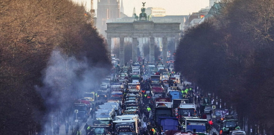 Γερμανία: Αγρότες μπλόκαραν την πρόσβαση σε αυτοκινητοδρόμους για τις περικοπές των επιδοτήσεων - ΒΙΝΤΕΟ