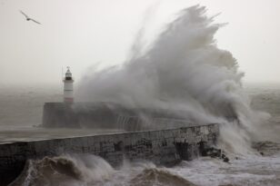 Βρετανία: Σοβαρά προβλήματα από την καταιγίδα Χενκ - 300 προειδοποιήσεις για πλημμύρες - ΒΙΝΤΕΟ