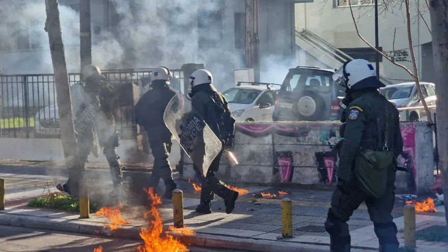 Θεσσαλονίκη: Επεισόδια με μολότοφ και δακρυγόνα μετά την πορεία κατά των μη κρατικών πανεπιστημίων