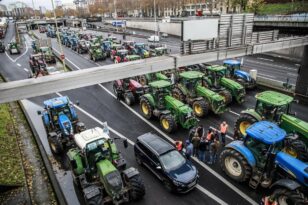 Γαλλία: 18 συλλήψεις - Αγρότες προσπάθησαν να αποκλείσουν κεντρική αγορά τροφίμων