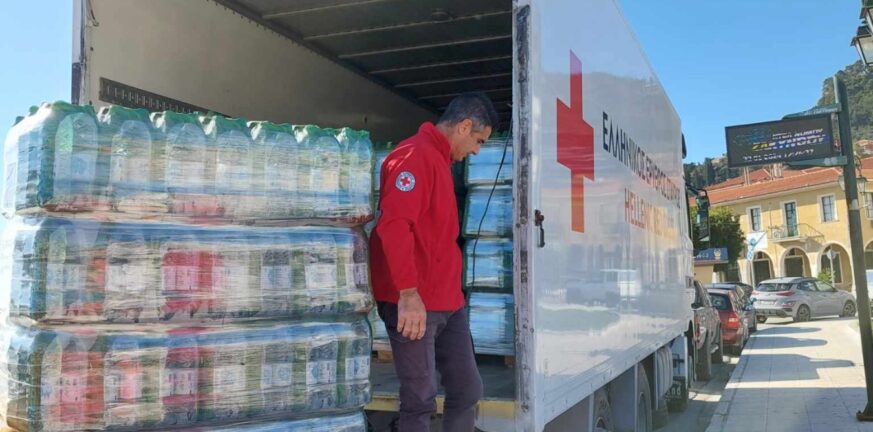 Ο Ελληνικός Ερυθρός Σταυρός μοίρασε ξανά εμφιαλωμένα μπουκάλια νερό στους πολίτες της Ζακύνθου
