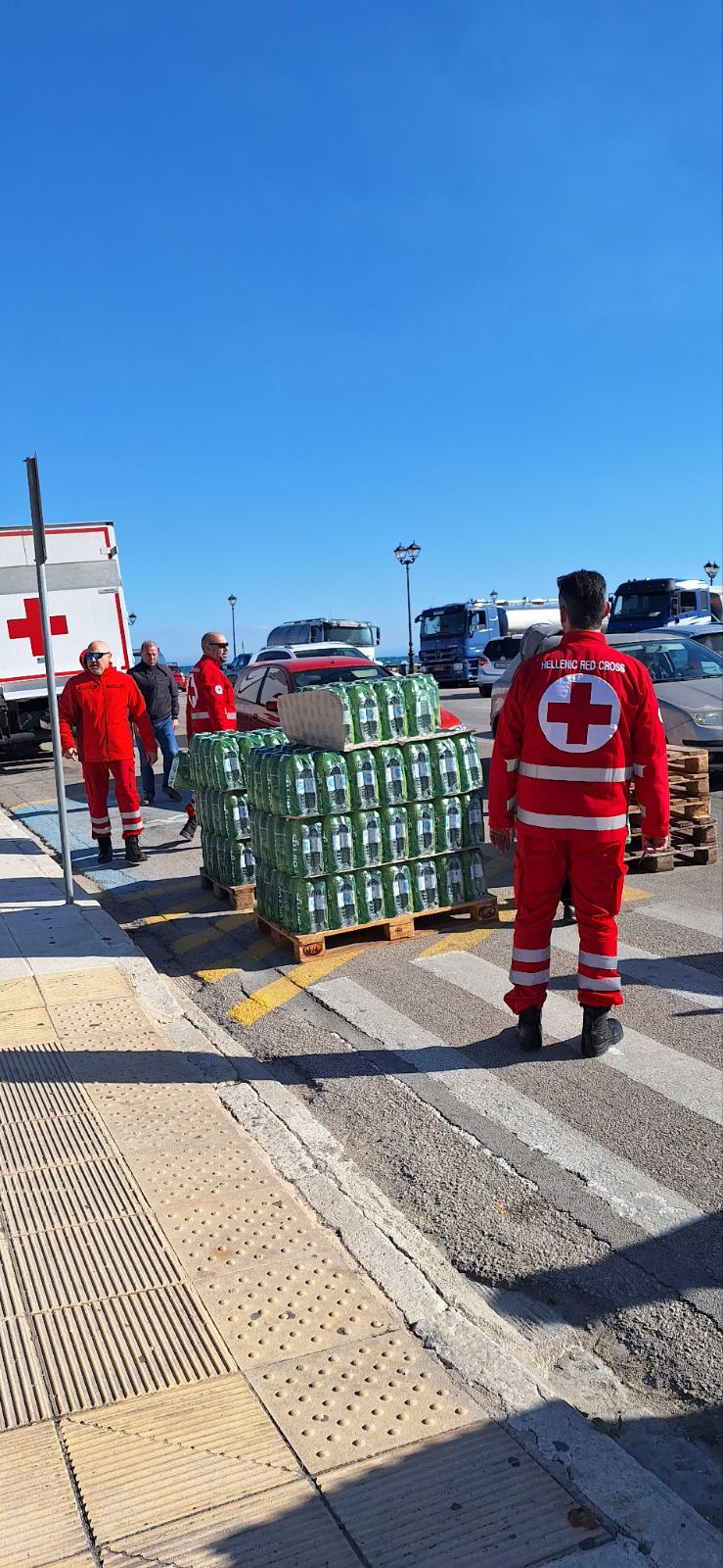 Ο Ελληνικός Ερυθρός Σταυρός μοίρασε ξανά εμφιαλωμένα μπουκάλια νερό στους πολίτες της Ζακύνθου