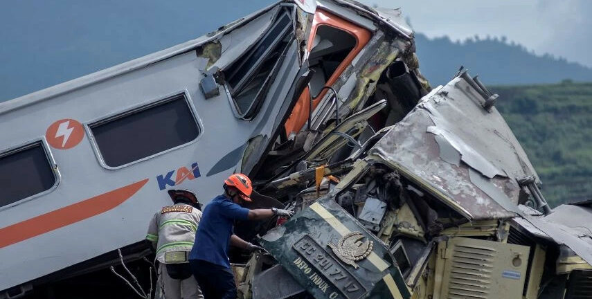 Σύγκρουση τρένων στην Ινδονησία: Τρεις νεκροί και 28 τραυματίες