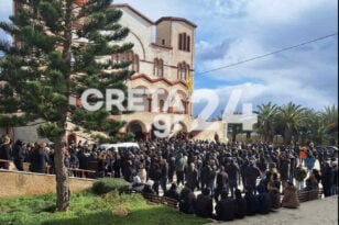 Κρήτη: Απέραντη θλίψη στην κηδεία του 17χρονου που σκοτώθηκε σε αυτοσχέδια πίστα motocross