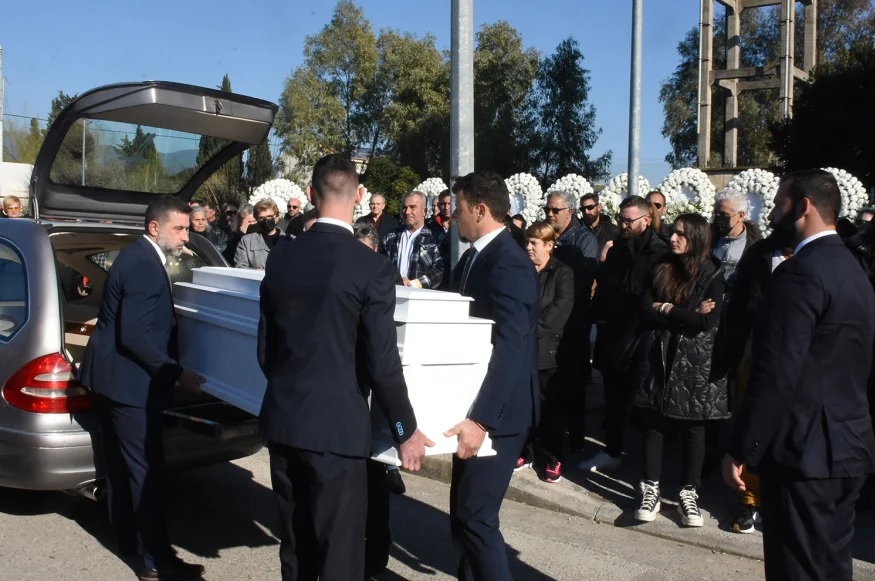 Κηδεία Μπάμπη στο Μεσολόγγι: Το τελευταίο «αντίο» στον 31χρονο που δολοφονήθηκε - «Αχ παιδάκι μου», ο σπαραγμός της μητέρας ΦΩΤΟ
