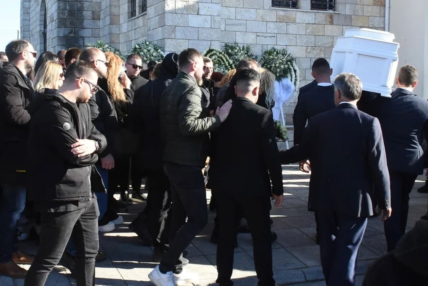 Κηδεία Μπάμπη στο Μεσολόγγι: Το τελευταίο «αντίο» στον 31χρονο που δολοφονήθηκε - «Αχ παιδάκι μου», ο σπαραγμός της μητέρας ΦΩΤΟ