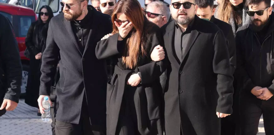 Χάρης Κωστόπουλος: Τελευταίο αντίο στον τραγουδιστή – Συντετριμμένοι η σύζυγος και οι δυο γιοι του