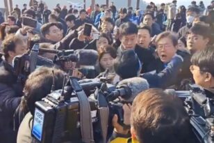 ΒΙΝΤΕΟ η στιγμή που ο ηγέτης της αντιπολίτευσης στη Νότια Κορέα μαχαιρώνεται στον λαιμό