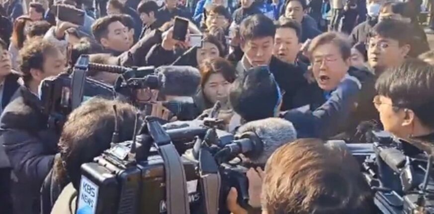 ΒΙΝΤΕΟ η στιγμή που ο ηγέτης της αντιπολίτευσης στη Νότια Κορέα μαχαιρώνεται στον λαιμό