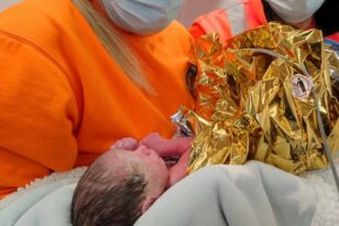 Μωρό γεννήθηκε μέσα σε ασθενοφόρο στην Κρήτη - ΦΩΤΟ