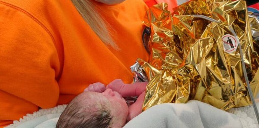 Μωρό γεννήθηκε μέσα σε ασθενοφόρο στην Κρήτη - ΦΩΤΟ