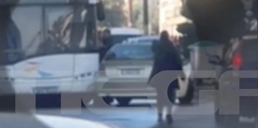 Θεσσαλονίκη: Οδηγός λεωφορείου πιάστηκε στα χέρια με οδηγό Ι.Χ. και οι επιβάτες ... παρακολουθούσαν