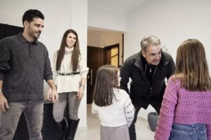 Κυριάκος Μητσοτάκης: Επισκέφθηκε οικογένεια στο Γαλάτσι που αγόρασε σπίτι με το πρόγραμμα «Σπίτι μου»