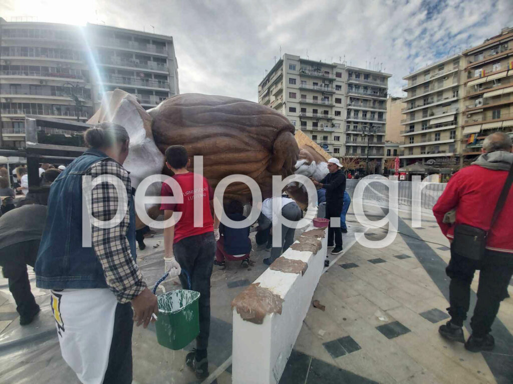 Καρναβαλική Ακαδημία: Και εγένετο... μπάστακας - Ημέρα χαρτώματος στην πλατεία Γεωργίου ΦΩΤΟ