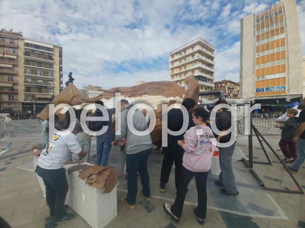 Καρναβαλική Ακαδημία: Και εγένετο... μπάστακας - Ημέρα χαρτώματος στην πλατεία Γεωργίου ΦΩΤΟ