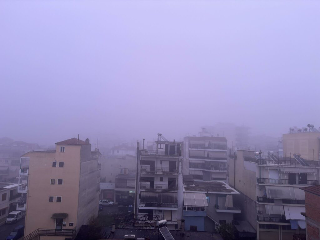 Αγρίνιο: Θολό τοπίο από την ομίχλη το πρωί σε μεγάλο τμήμα της πόλης - ΦΩΤΟ